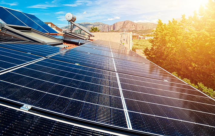 Painéis solares fotovoltaicos instalados em telhado
