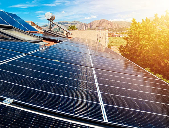 Painéis solares instalados em telhado